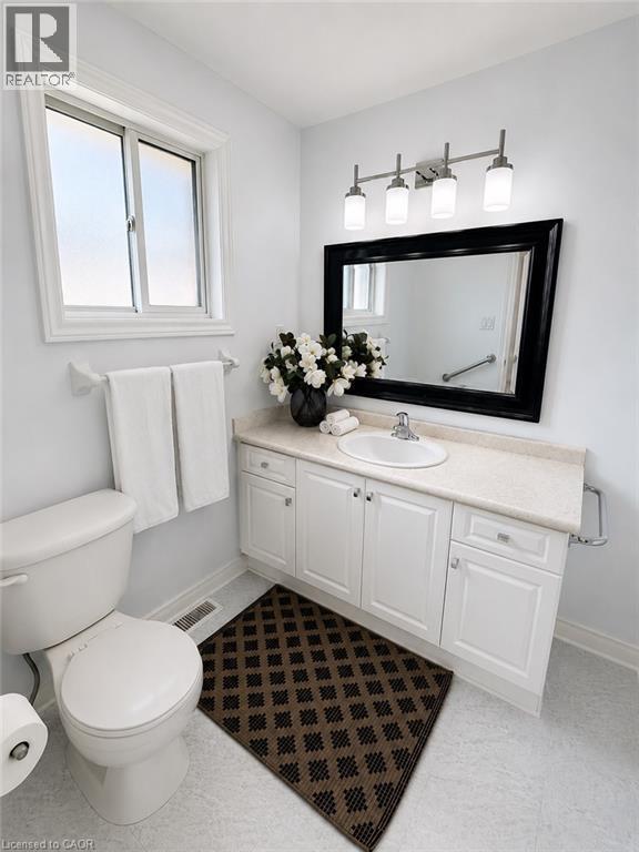 4-piece Ensuite Bathroom - 7 Spitfire Drive, Mount Hope, ON - Indoor Photo Showing Bathroom