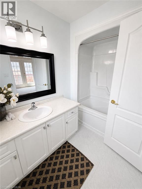 4-piece Ensuite Bathroom - 7 Spitfire Drive, Mount Hope, ON - Indoor Photo Showing Bathroom