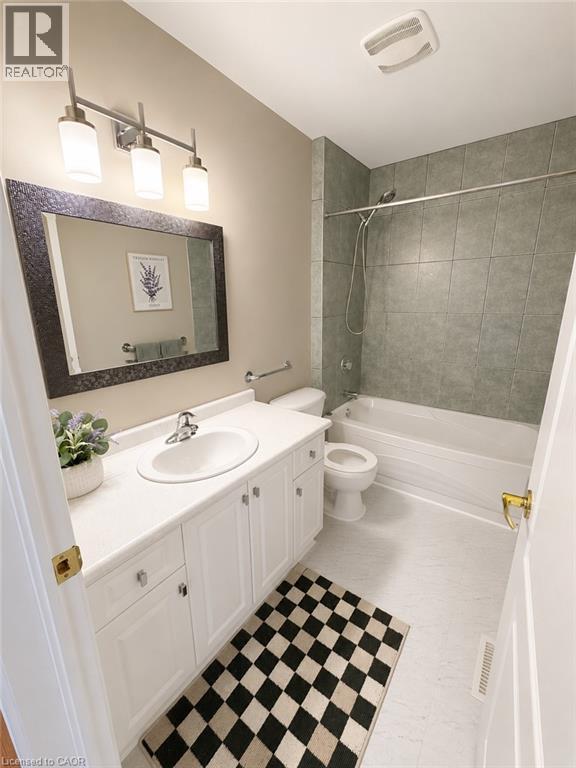 4-piece Bathroom - 7 Spitfire Drive, Mount Hope, ON - Indoor Photo Showing Bathroom