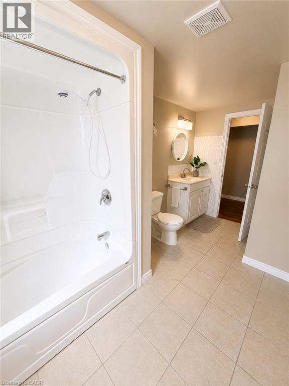 4-piece Bathroom - 7 Spitfire Drive, Mount Hope, ON - Indoor Photo Showing Bathroom