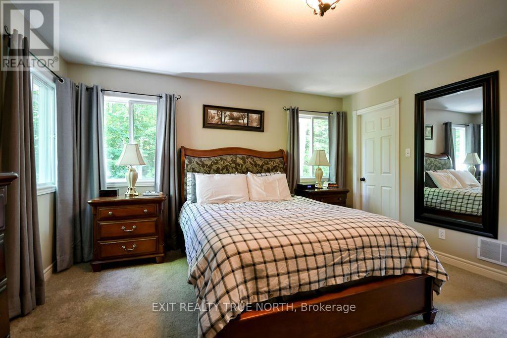 3889 Baseline Road, Springwater, ON - Indoor Photo Showing Bedroom