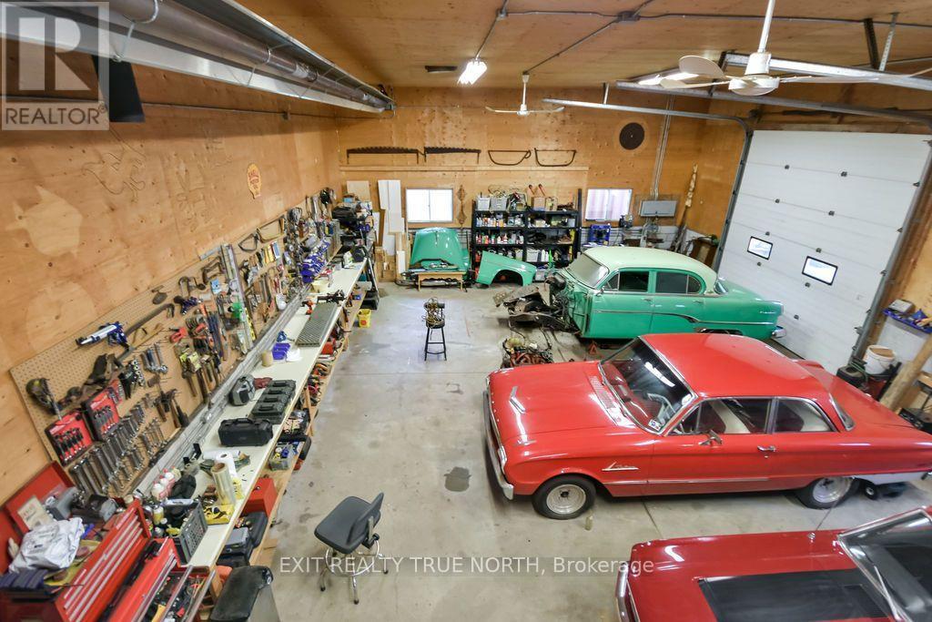 3889 Baseline Road, Springwater, ON - Indoor Photo Showing Garage