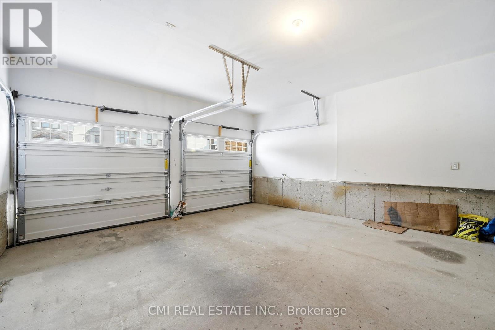 125 Raspberry Ridge Avenue, Caledon, ON - Indoor Photo Showing Garage