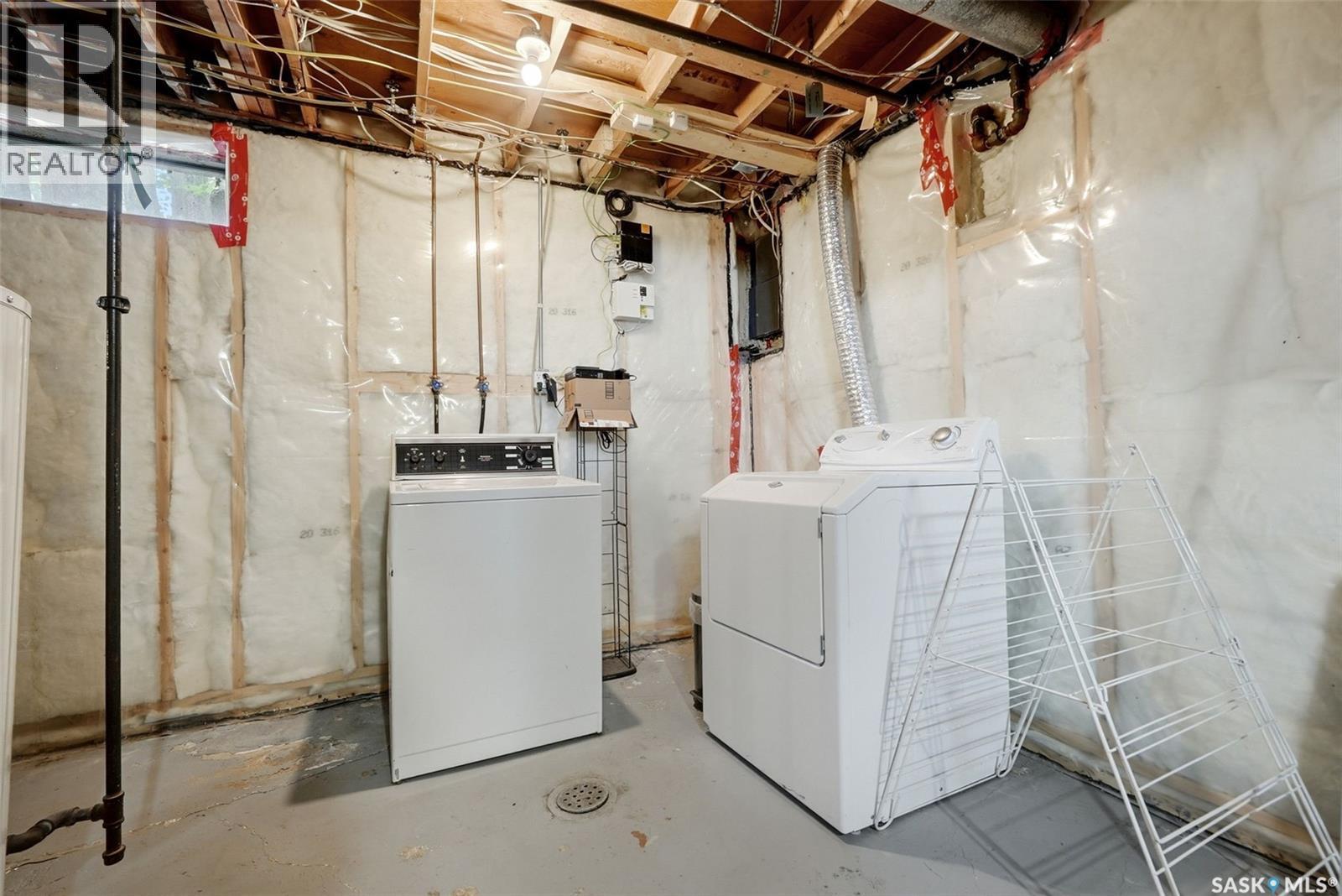 1566 Grosvenor Street, Regina, SK - Indoor Photo Showing Laundry Room