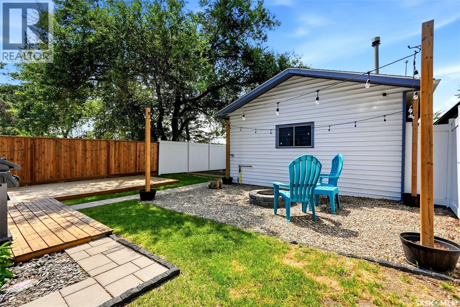 1566 Grosvenor Street, Regina, SK - Outdoor With Deck Patio Veranda