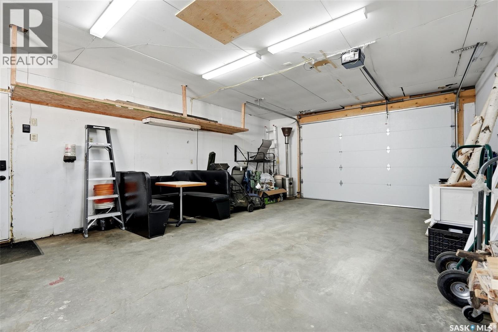 1566 Grosvenor Street, Regina, SK - Indoor Photo Showing Garage