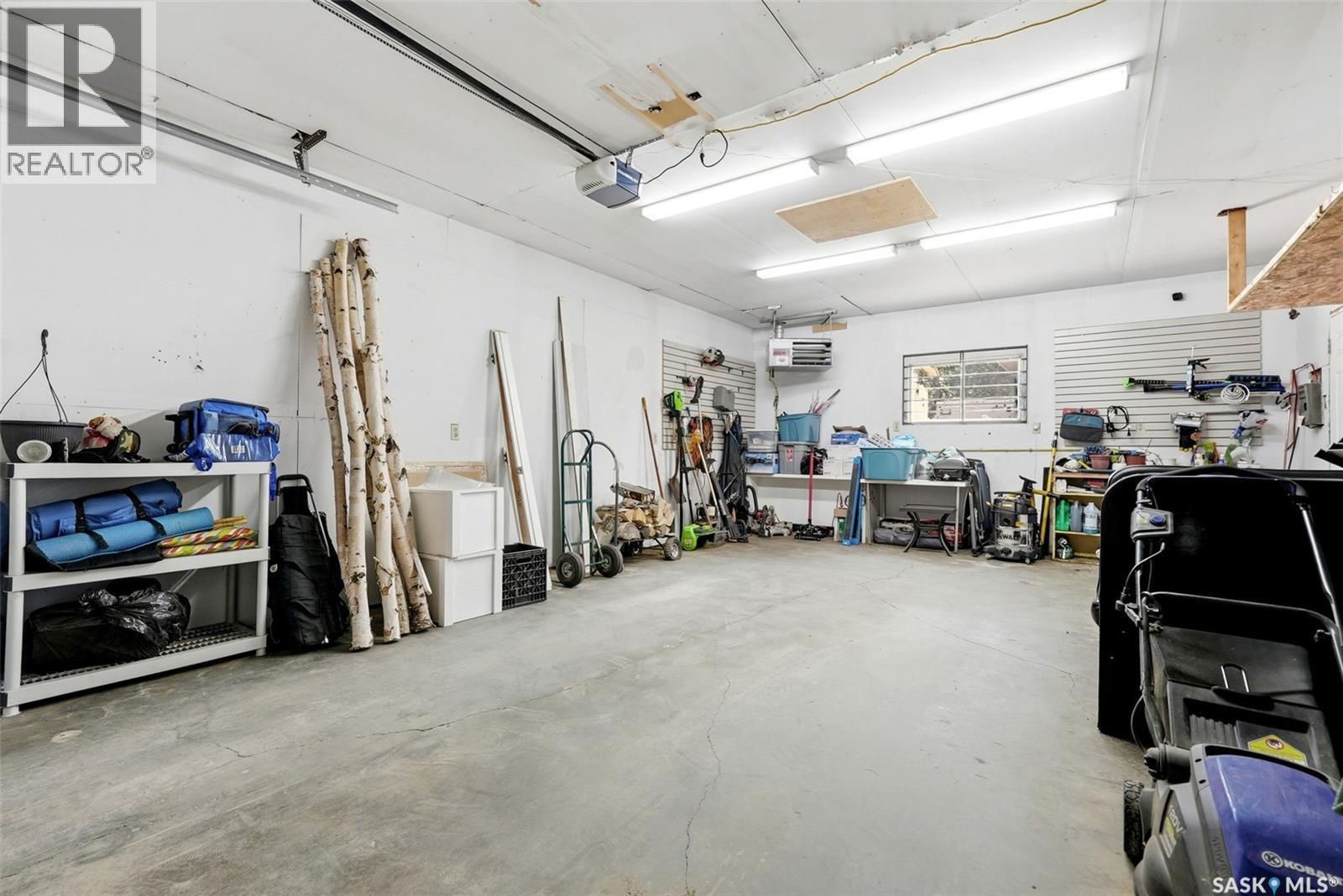 1566 Grosvenor Street, Regina, SK - Indoor Photo Showing Garage