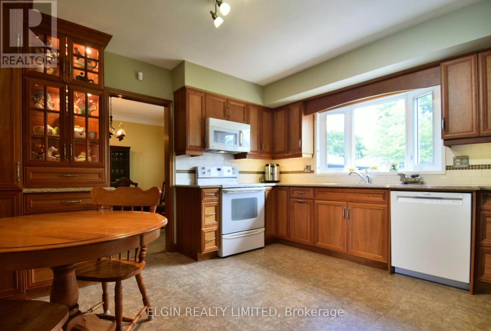 18 Pullen Avenue, St. Thomas, ON - Indoor Photo Showing Kitchen