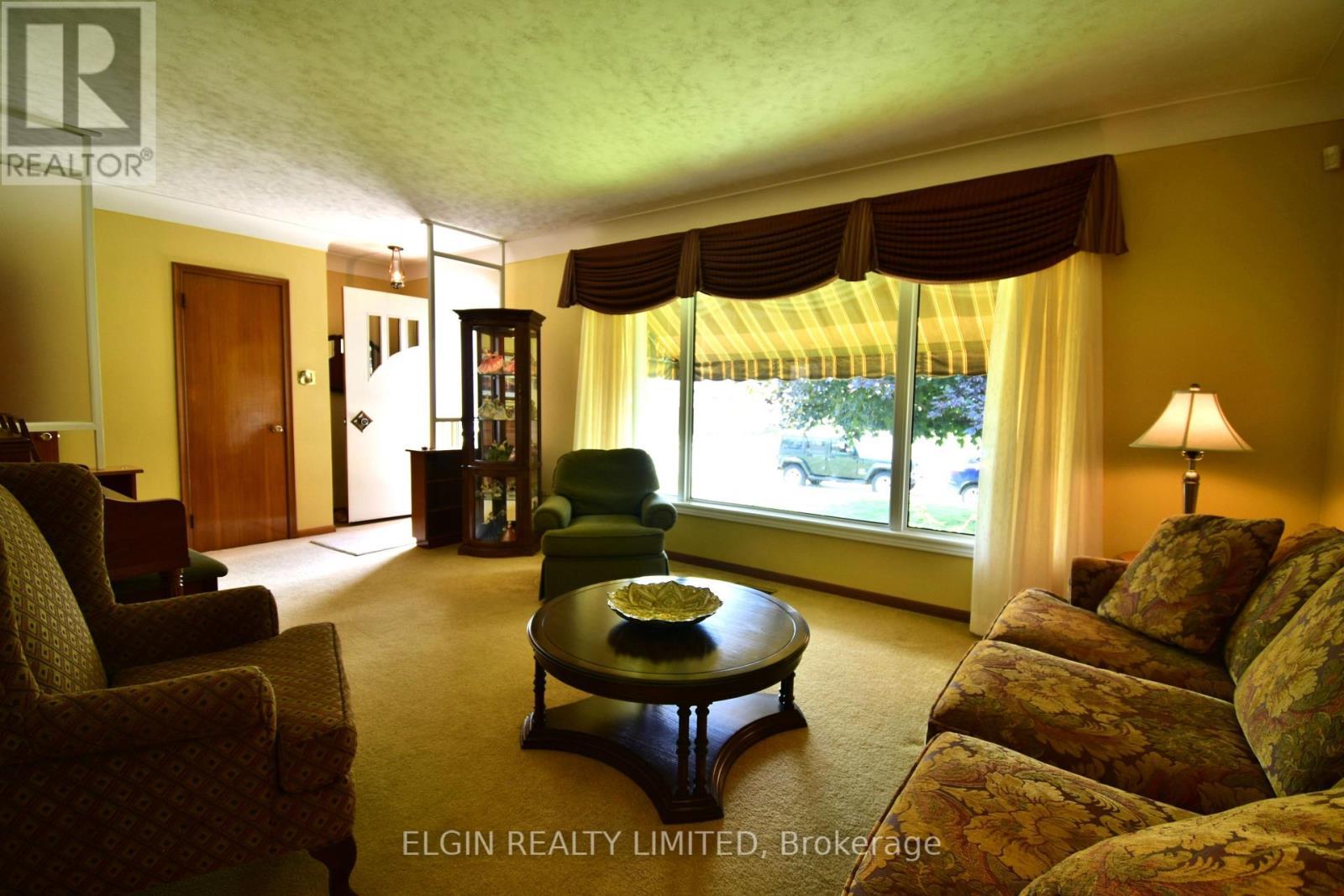 18 Pullen Avenue, St. Thomas, ON - Indoor Photo Showing Living Room