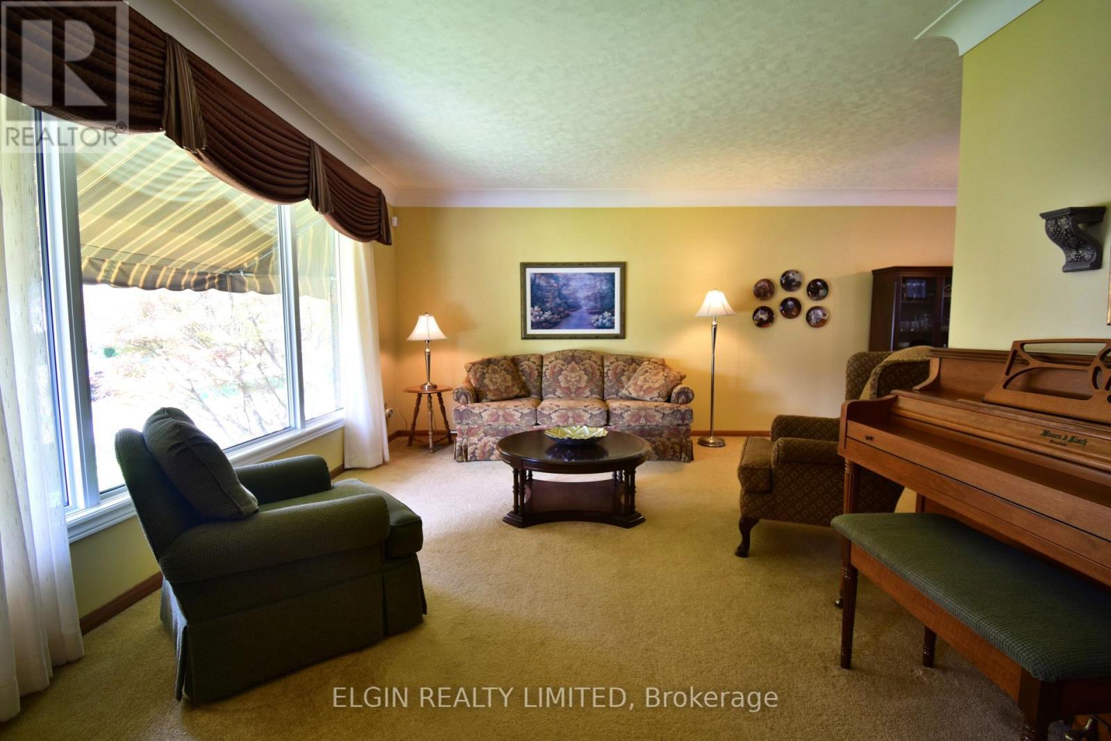 18 Pullen Avenue, St. Thomas, ON - Indoor Photo Showing Dining Room