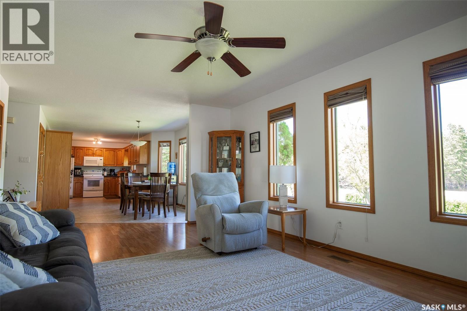 447 1St Street E, Annaheim, SK - Indoor Photo Showing Living Room