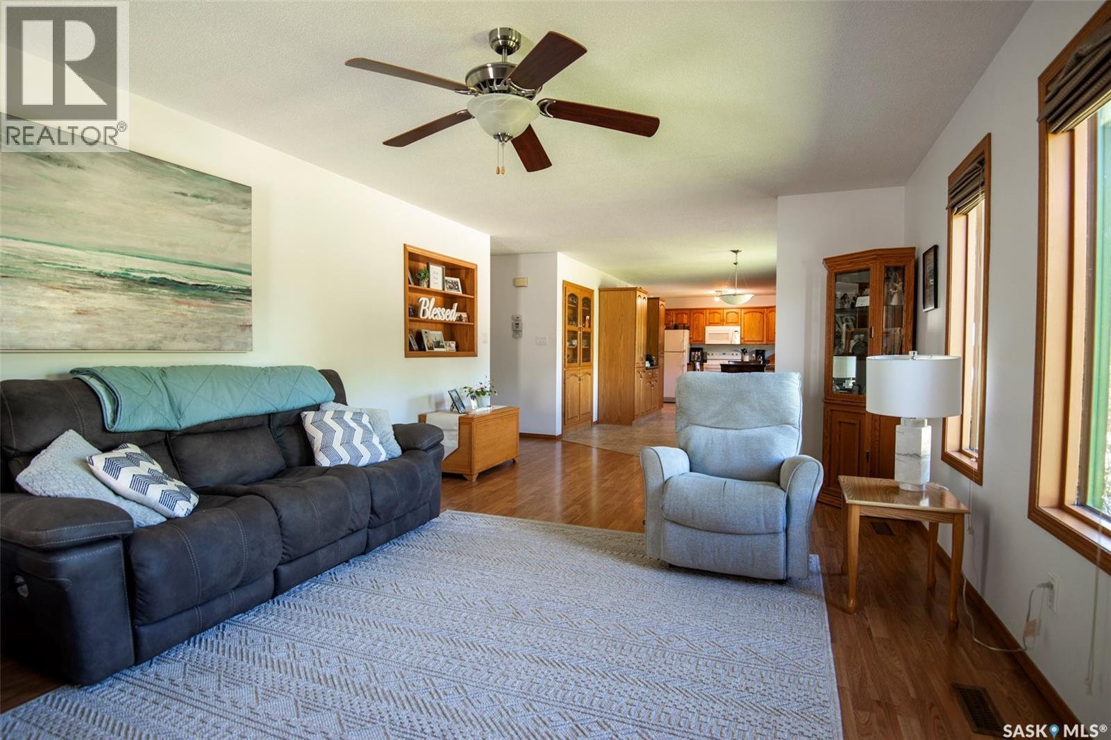 447 1St Street E, Annaheim, SK - Indoor Photo Showing Living Room