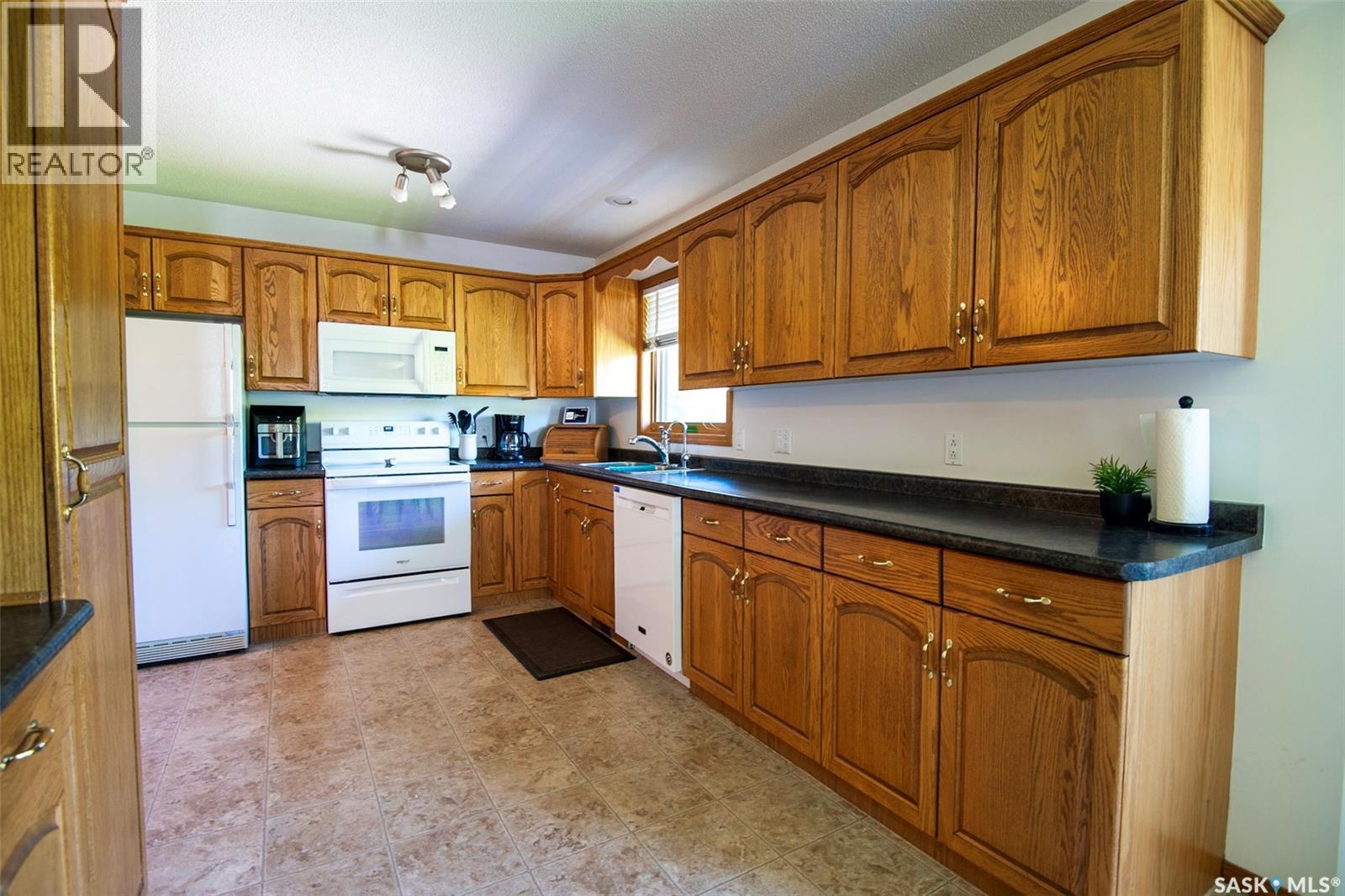 447 1St Street E, Annaheim, SK - Indoor Photo Showing Kitchen