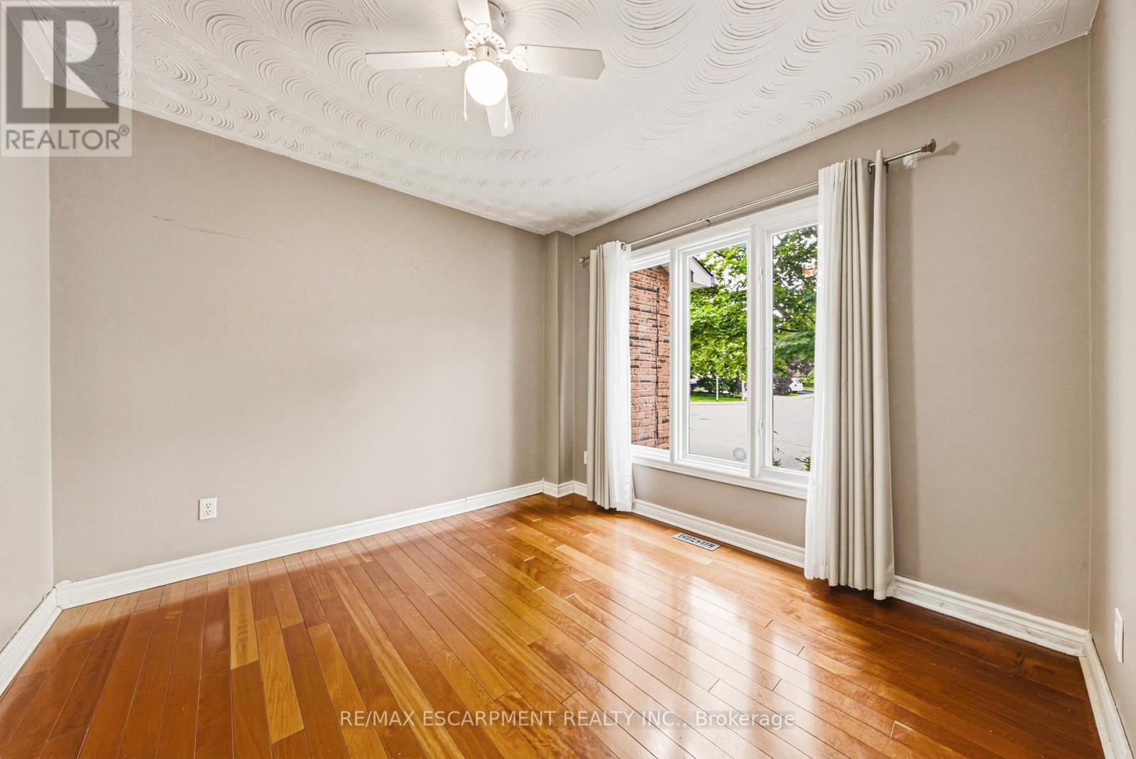 21 Moss Boulevard, Hamilton, ON - Indoor Photo Showing Other Room