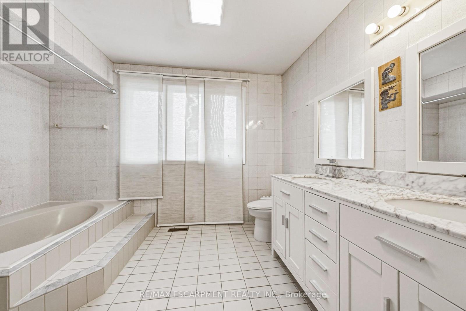 21 Moss Boulevard, Hamilton, ON - Indoor Photo Showing Bathroom