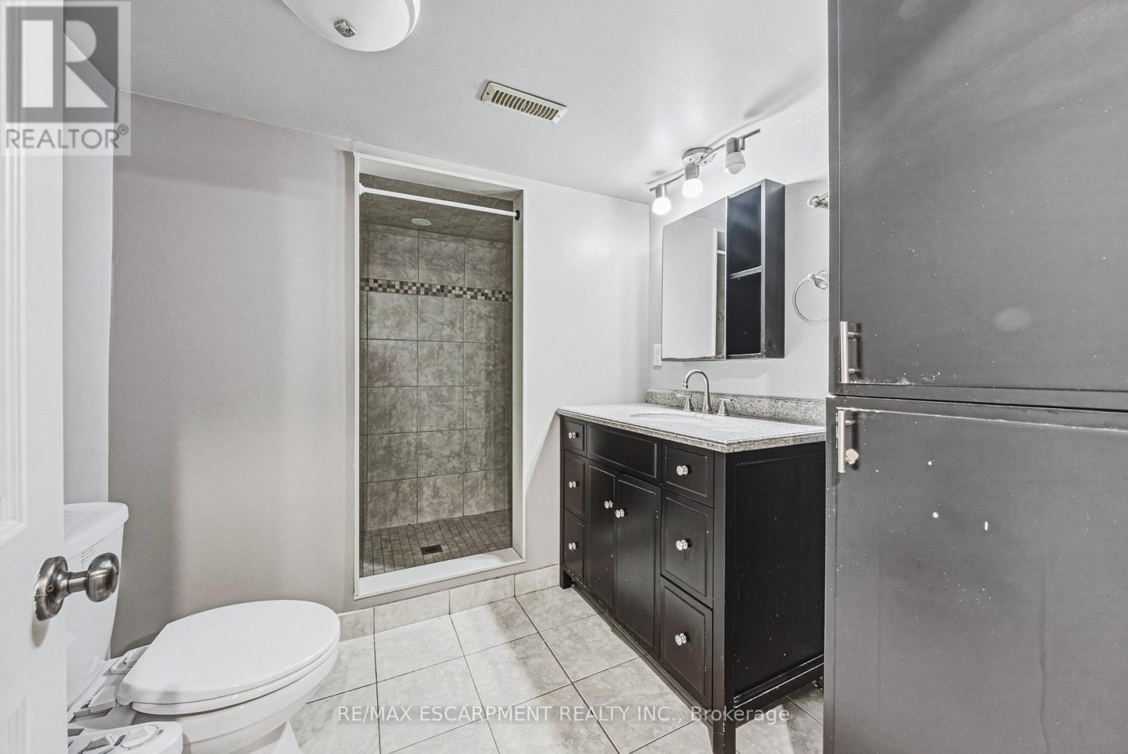 21 Moss Boulevard, Hamilton, ON - Indoor Photo Showing Bathroom