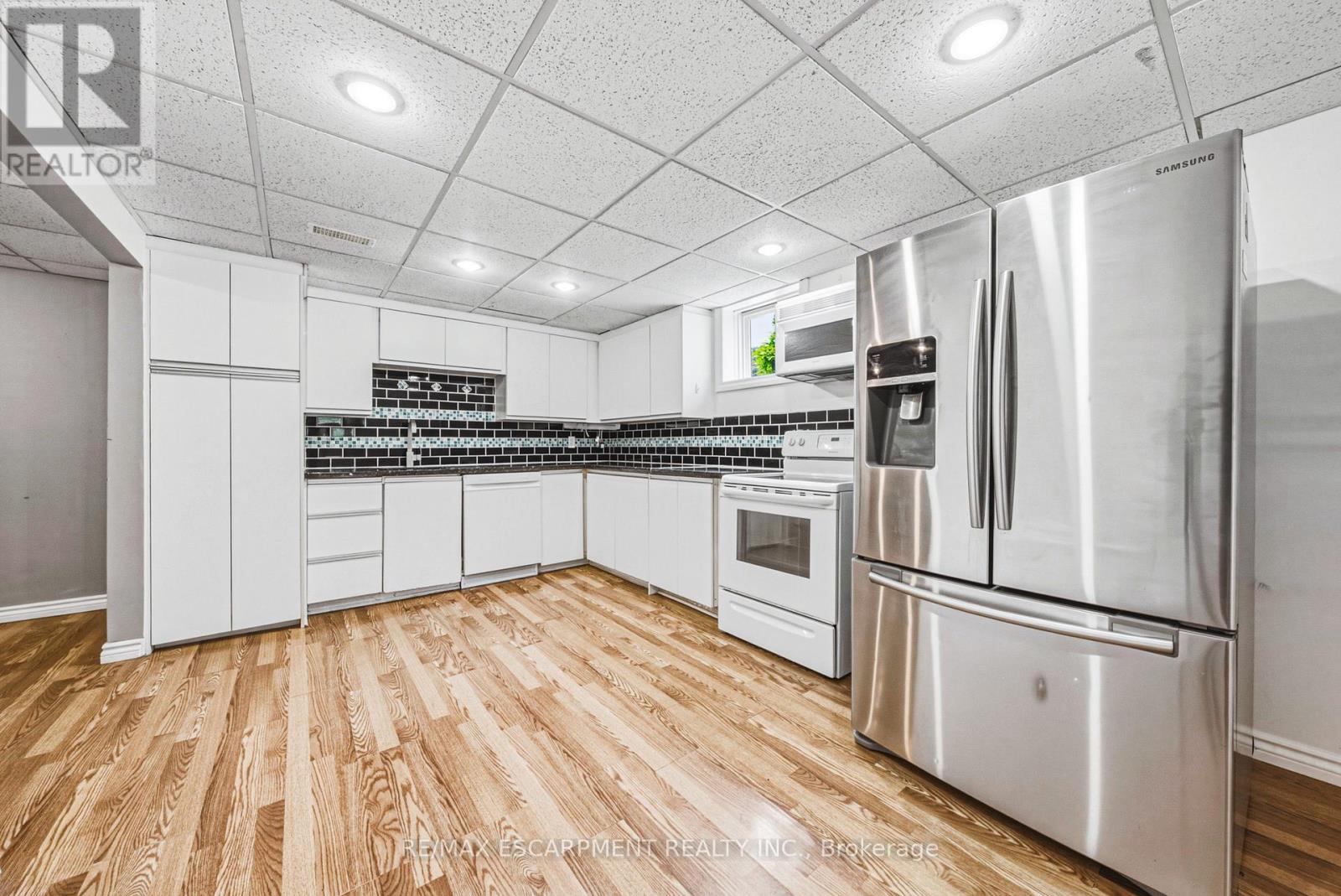21 Moss Boulevard, Hamilton, ON - Indoor Photo Showing Kitchen With Upgraded Kitchen