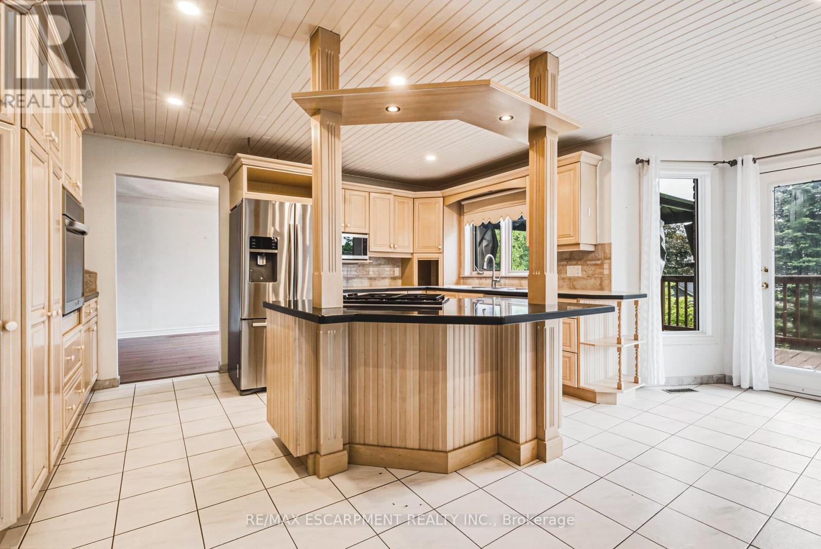 21 Moss Boulevard, Hamilton, ON - Indoor Photo Showing Kitchen
