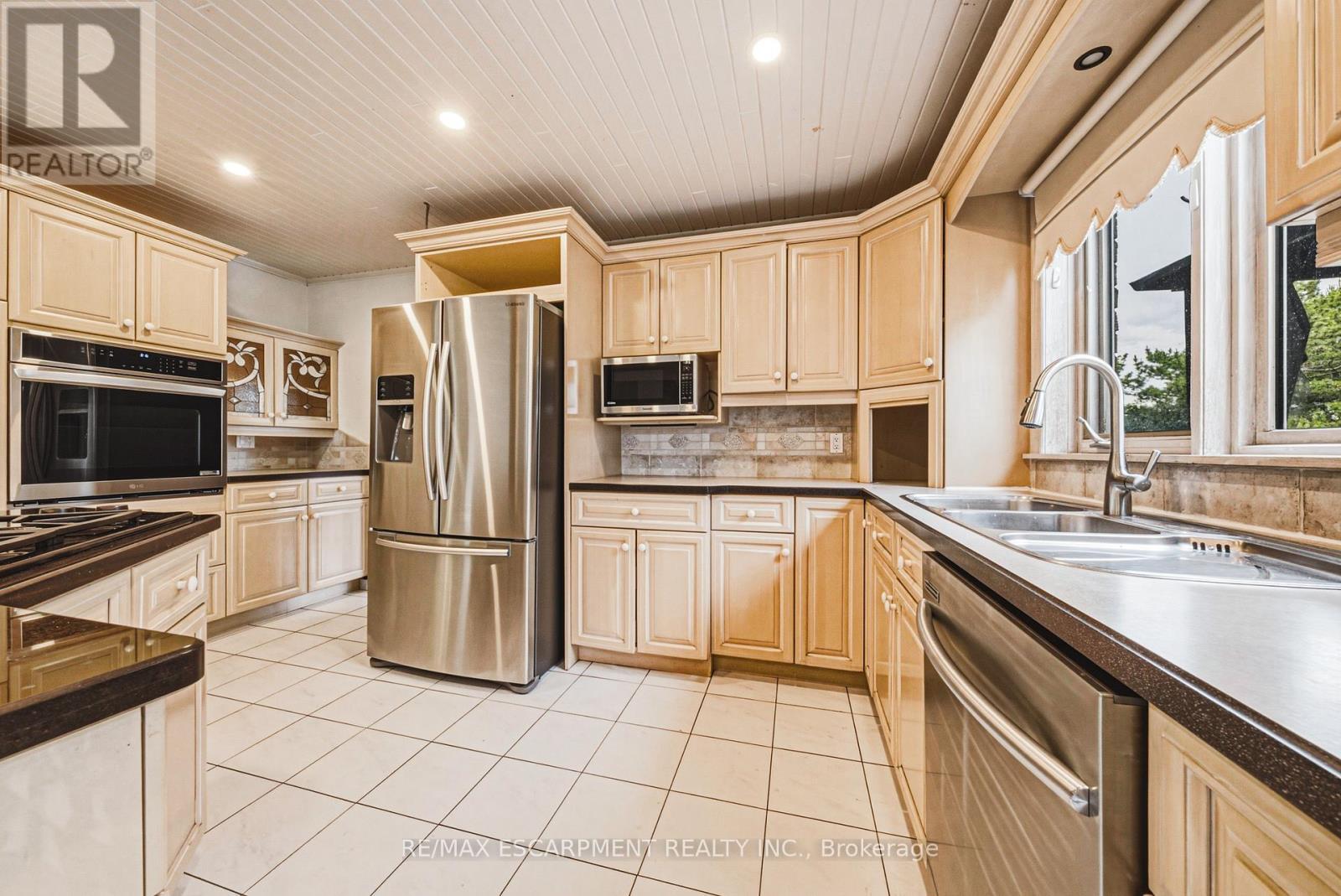 21 Moss Boulevard, Hamilton, ON - Indoor Photo Showing Kitchen With Double Sink
