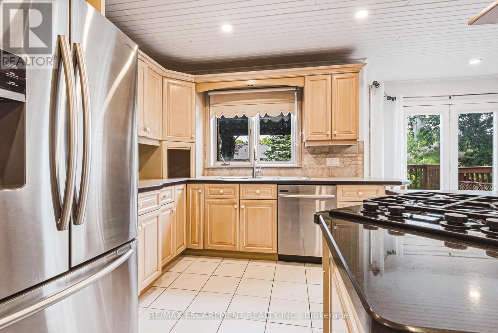 21 Moss Boulevard, Hamilton, ON - Indoor Photo Showing Kitchen