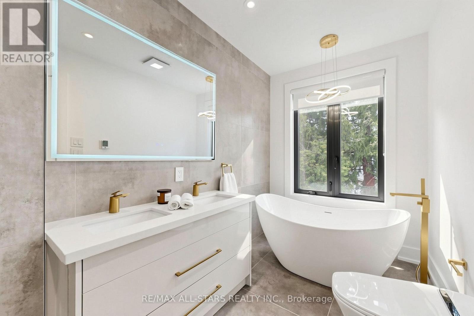127 Banff Road, Toronto, ON - Indoor Photo Showing Bathroom