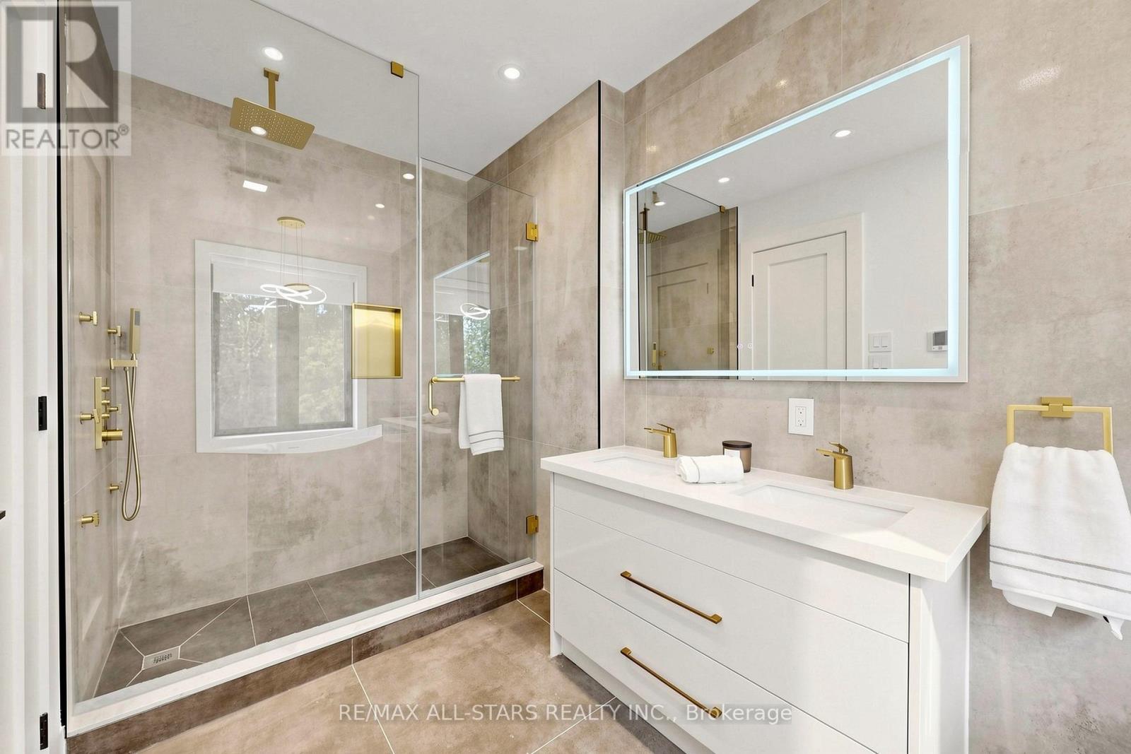 127 Banff Road, Toronto, ON - Indoor Photo Showing Bathroom