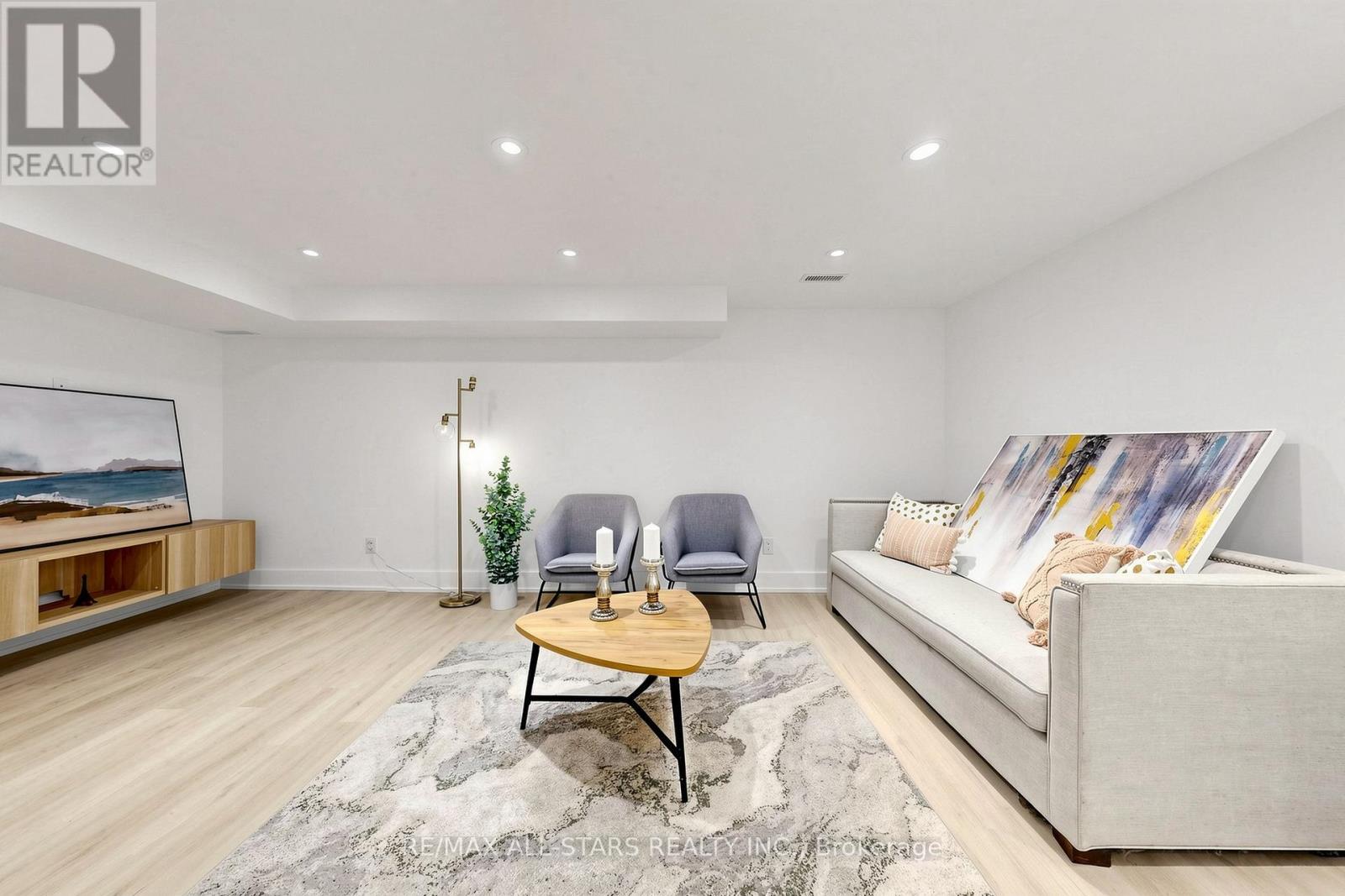 127 Banff Road, Toronto, ON - Indoor Photo Showing Living Room