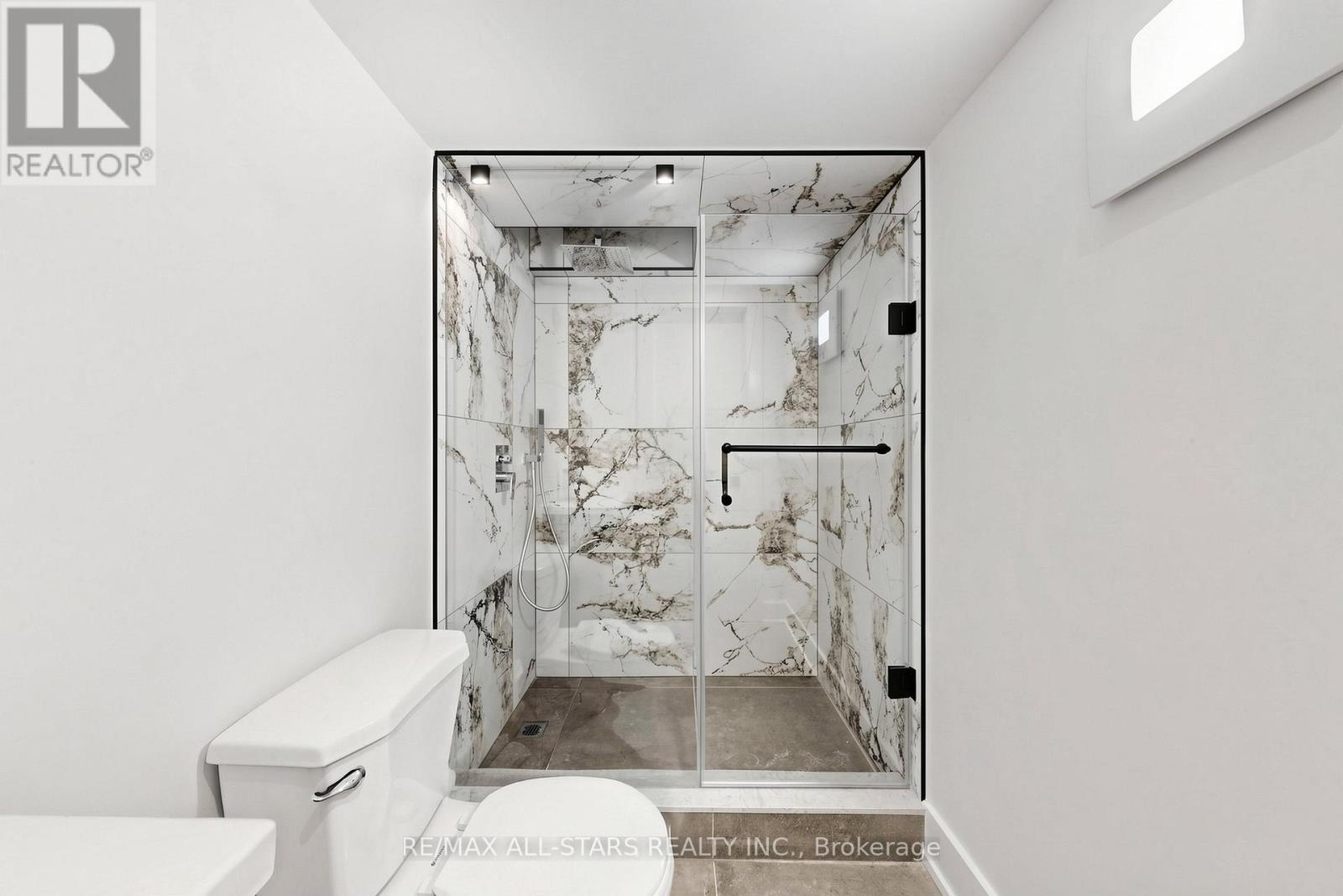 127 Banff Road, Toronto, ON - Indoor Photo Showing Bathroom