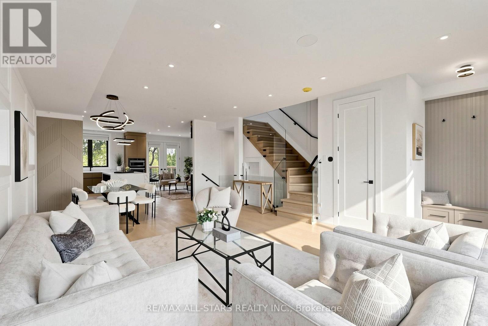 127 Banff Road, Toronto, ON - Indoor Photo Showing Living Room
