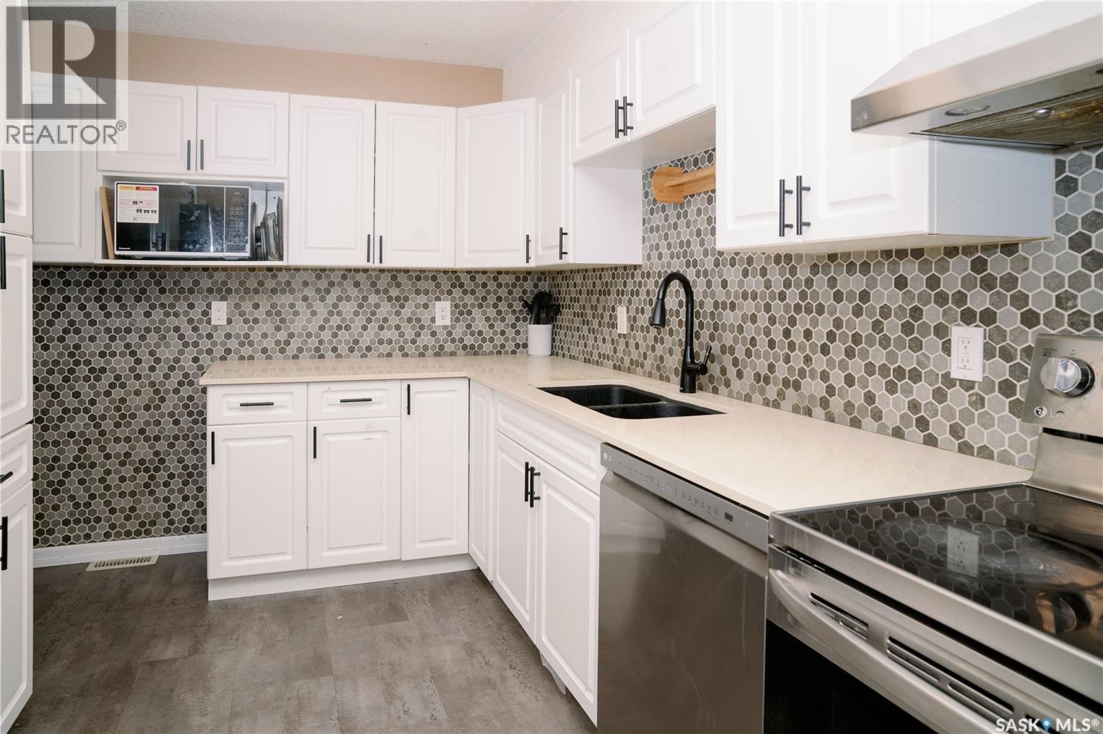 416 510 Prairie Avenue, Saskatoon, SK - Indoor Photo Showing Kitchen With Double Sink With Upgraded Kitchen