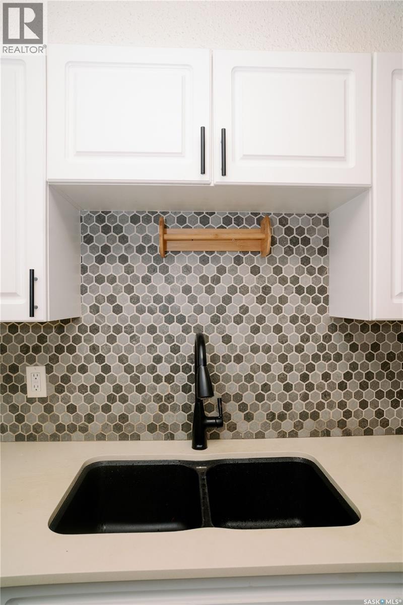 416 510 Prairie Avenue, Saskatoon, SK - Indoor Photo Showing Kitchen With Double Sink