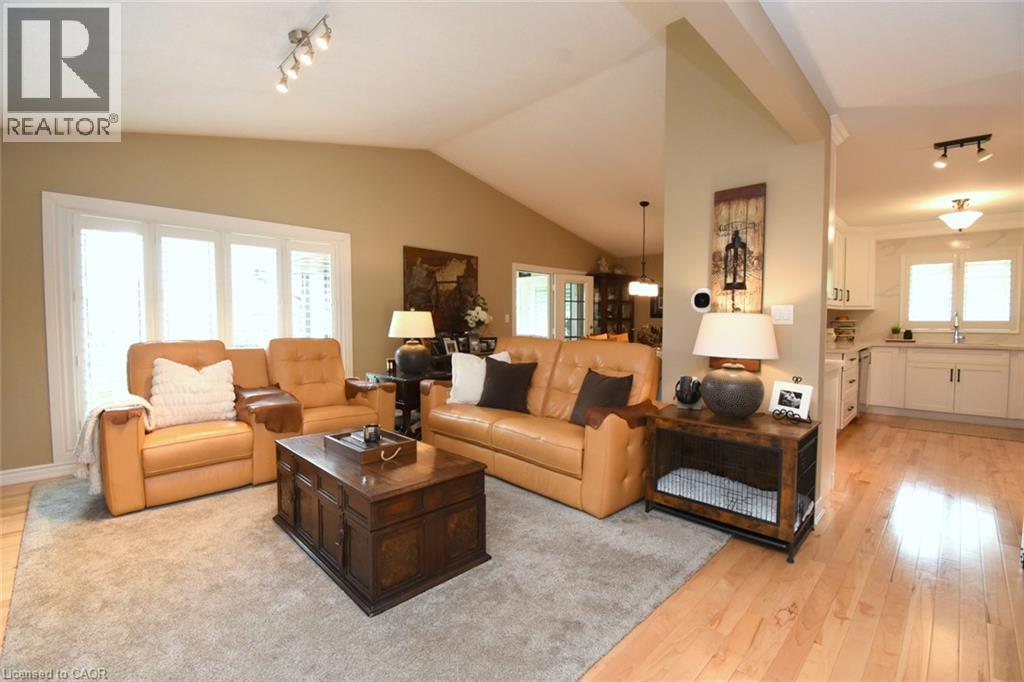 12 Mckeown Court, Caledonia, ON - Indoor Photo Showing Living Room