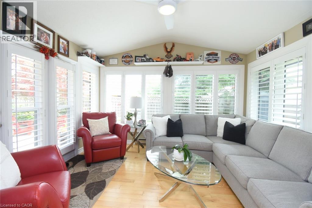 12 Mckeown Court, Caledonia, ON - Indoor Photo Showing Living Room