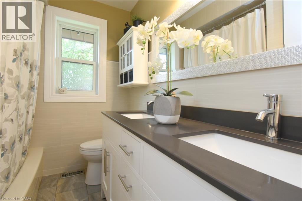 12 Mckeown Court, Caledonia, ON - Indoor Photo Showing Bathroom