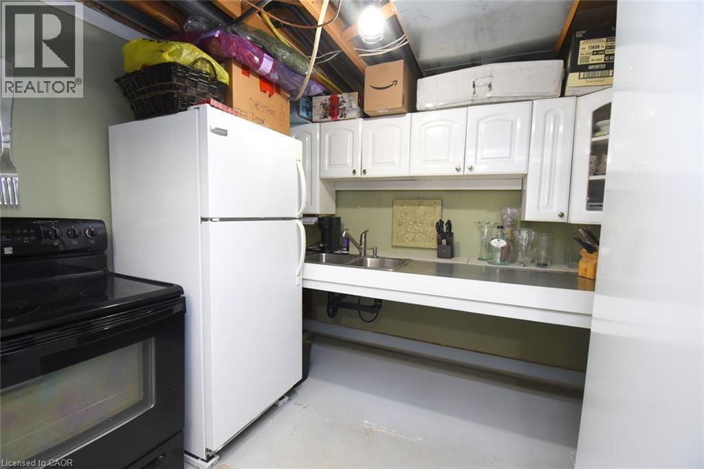 12 Mckeown Court, Caledonia, ON - Indoor Photo Showing Kitchen With Double Sink
