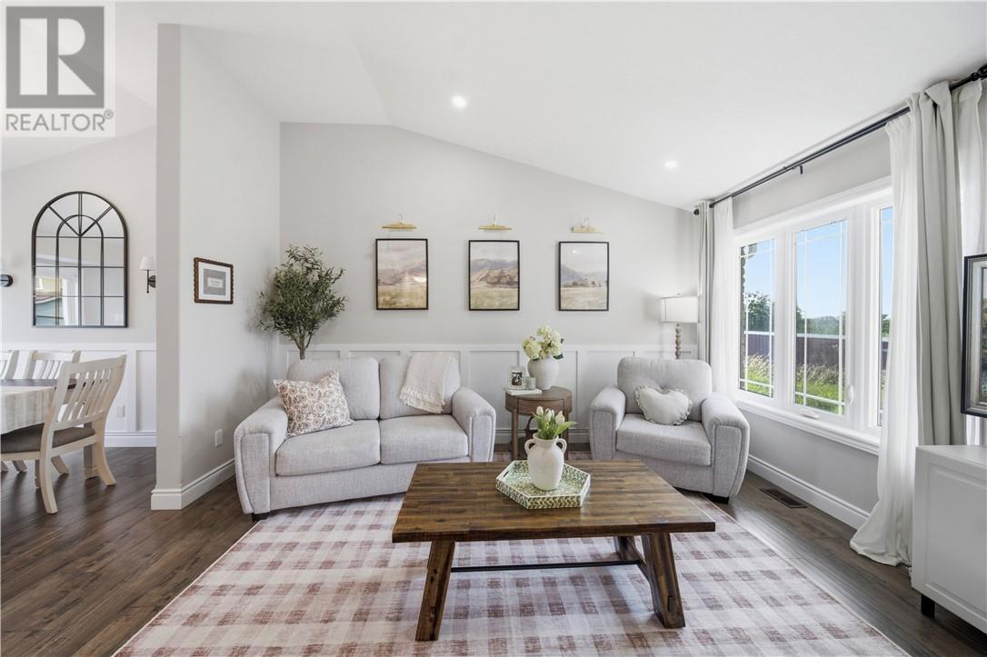 1663 Meadowlark Way, Val Caron, ON - Indoor Photo Showing Living Room