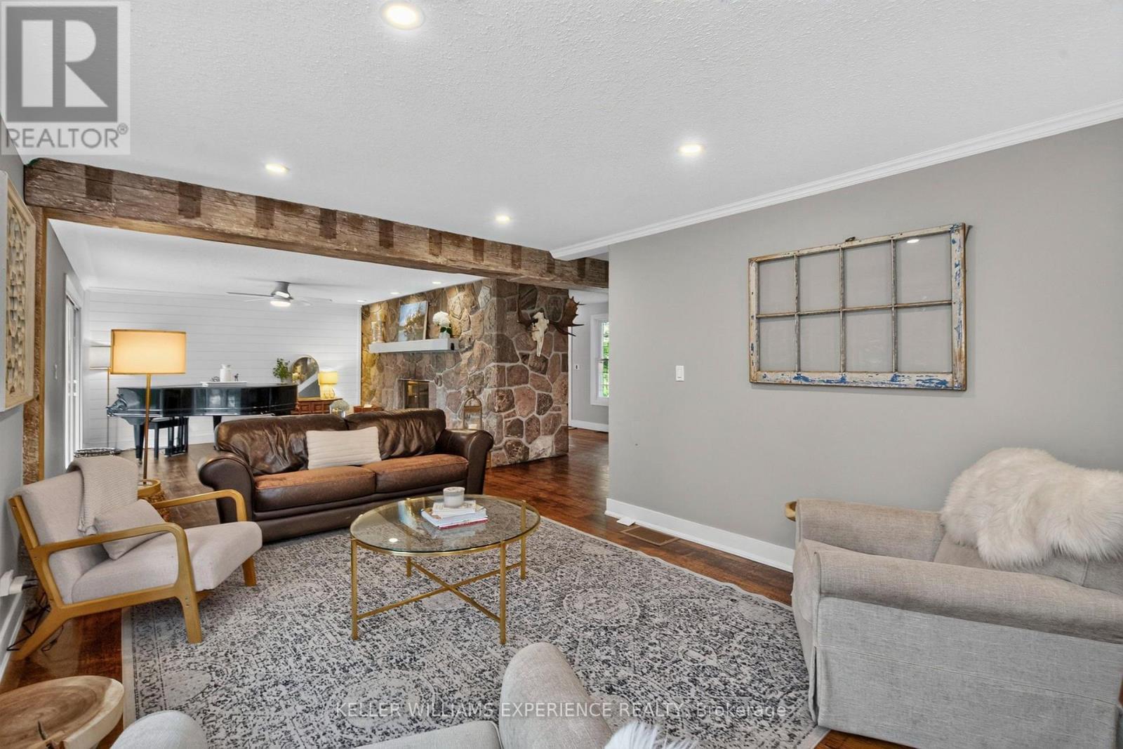 320 6 Concession E, Tiny, ON - Indoor Photo Showing Living Room