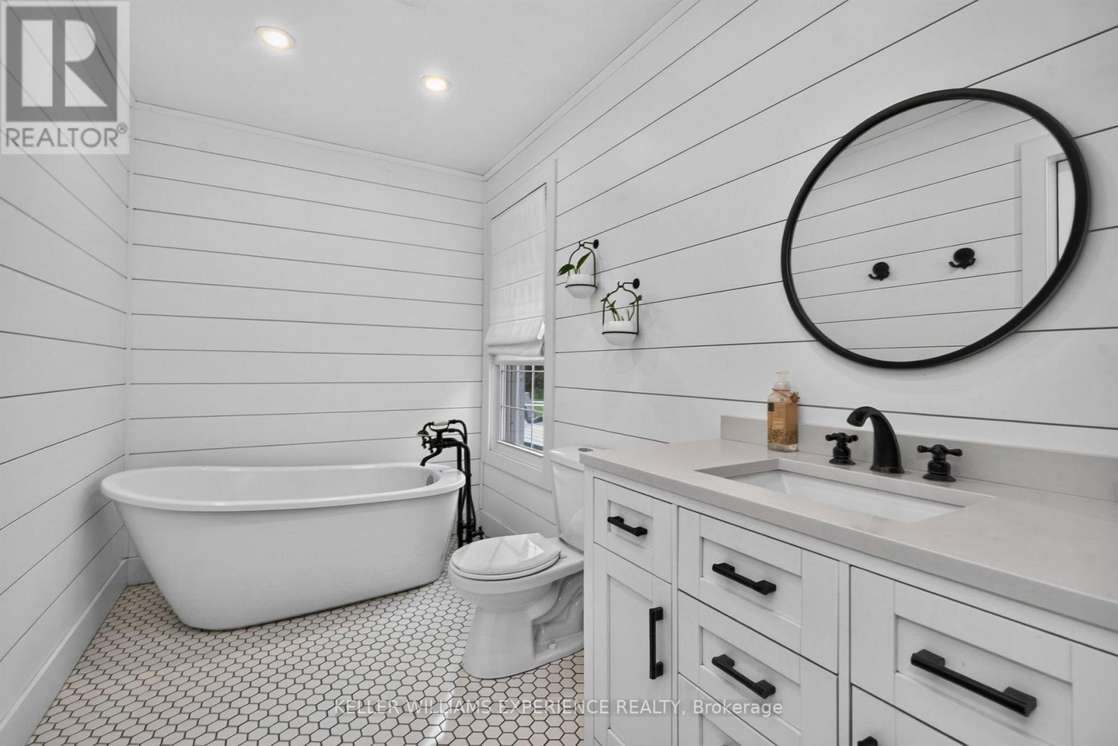 320 6 Concession E, Tiny, ON - Indoor Photo Showing Bathroom