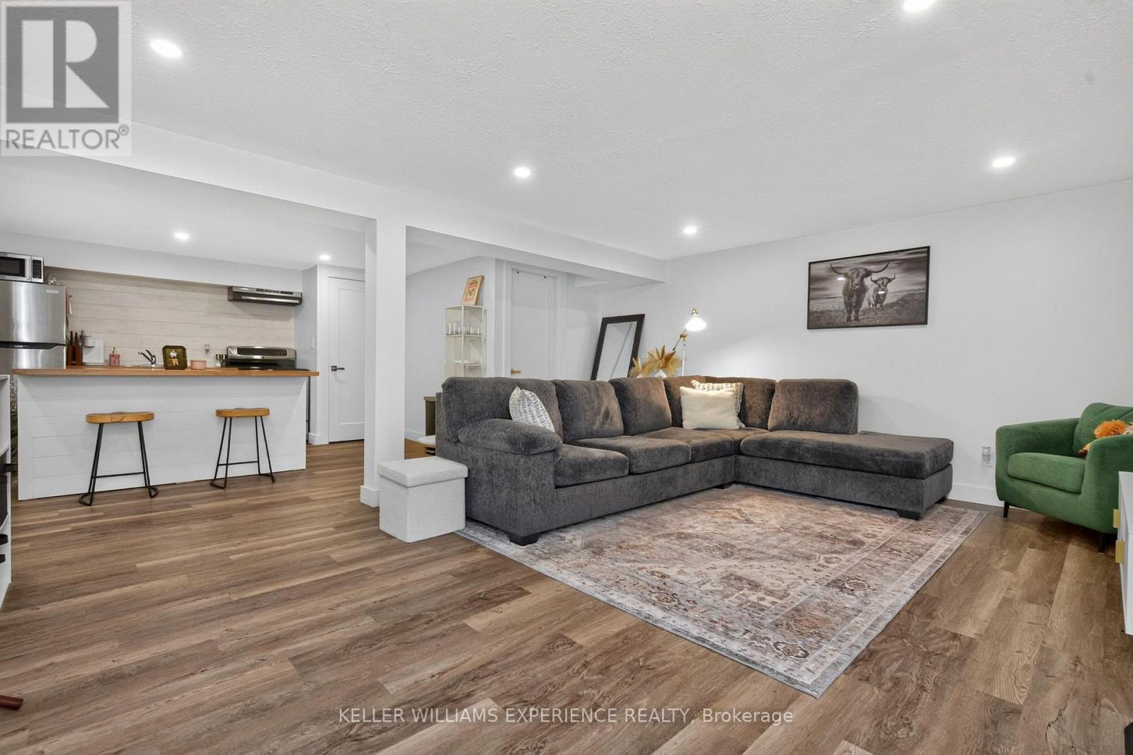 320 6 Concession E, Tiny, ON - Indoor Photo Showing Living Room