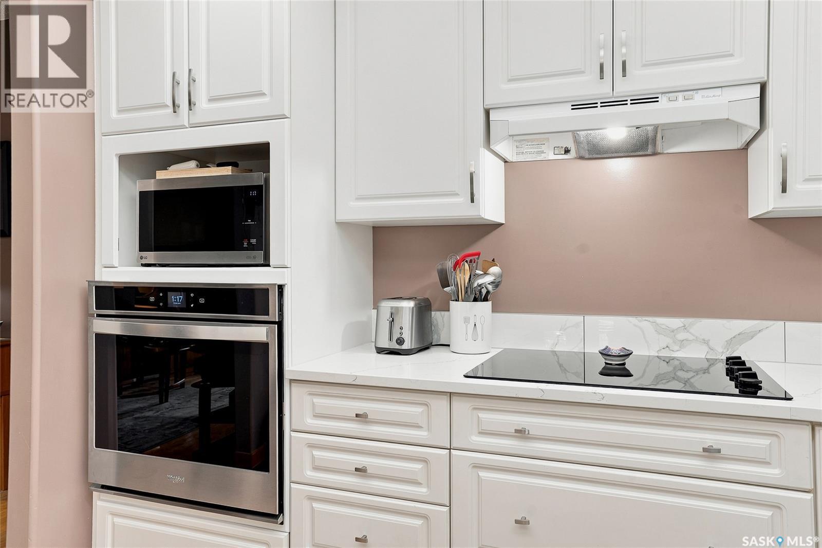 104 303 5Th Avenue N, Saskatoon, SK - Indoor Photo Showing Kitchen
