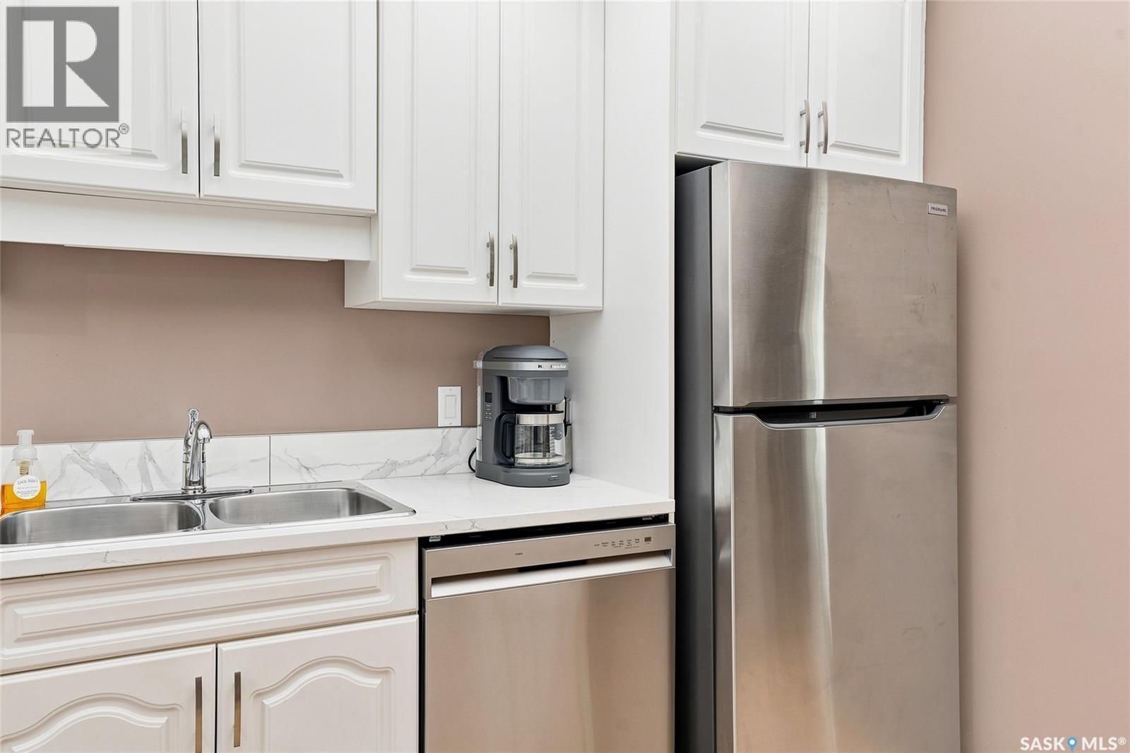 104 303 5Th Avenue N, Saskatoon, SK - Indoor Photo Showing Kitchen With Double Sink