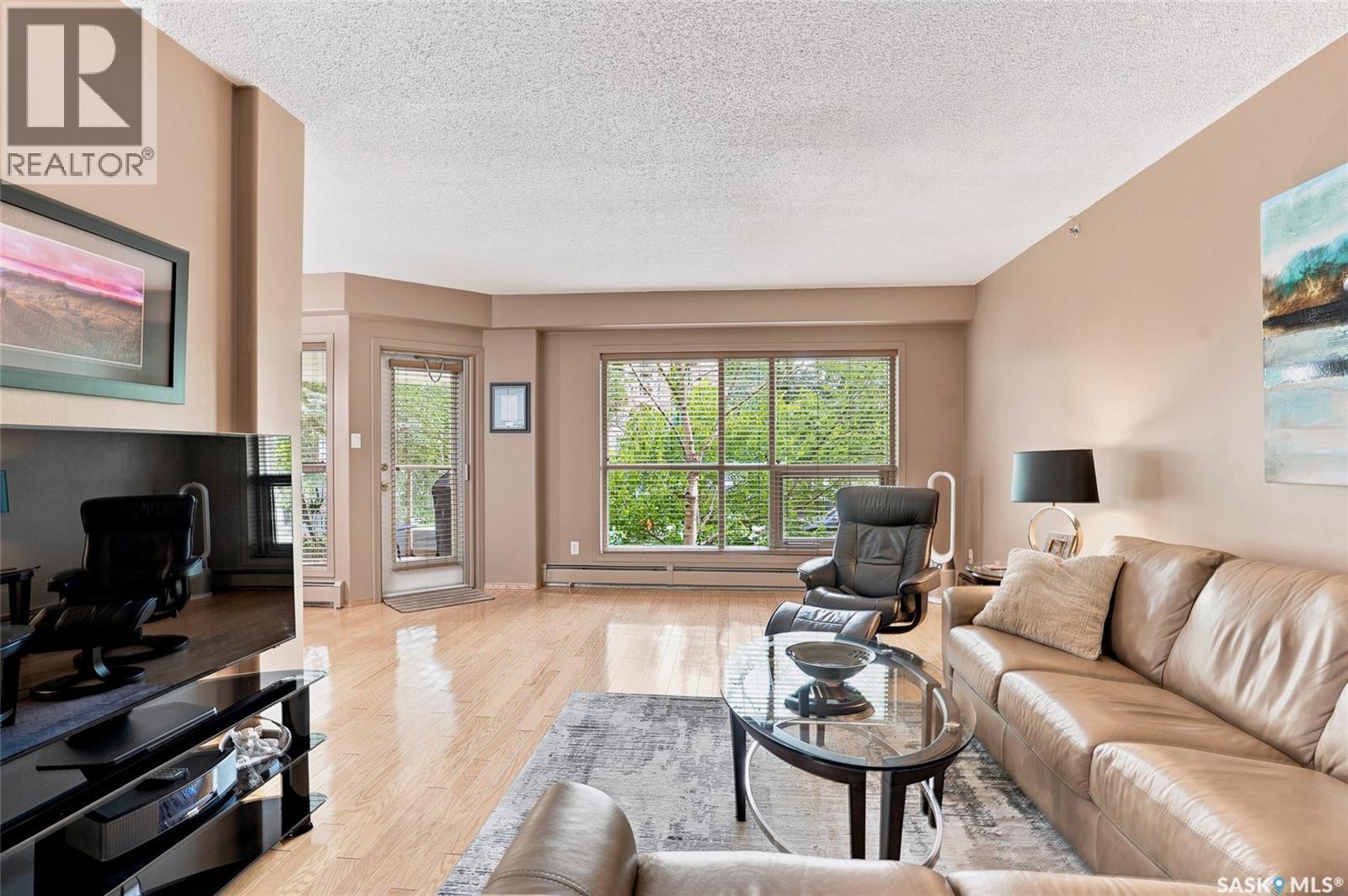 104 303 5Th Avenue N, Saskatoon, SK - Indoor Photo Showing Living Room