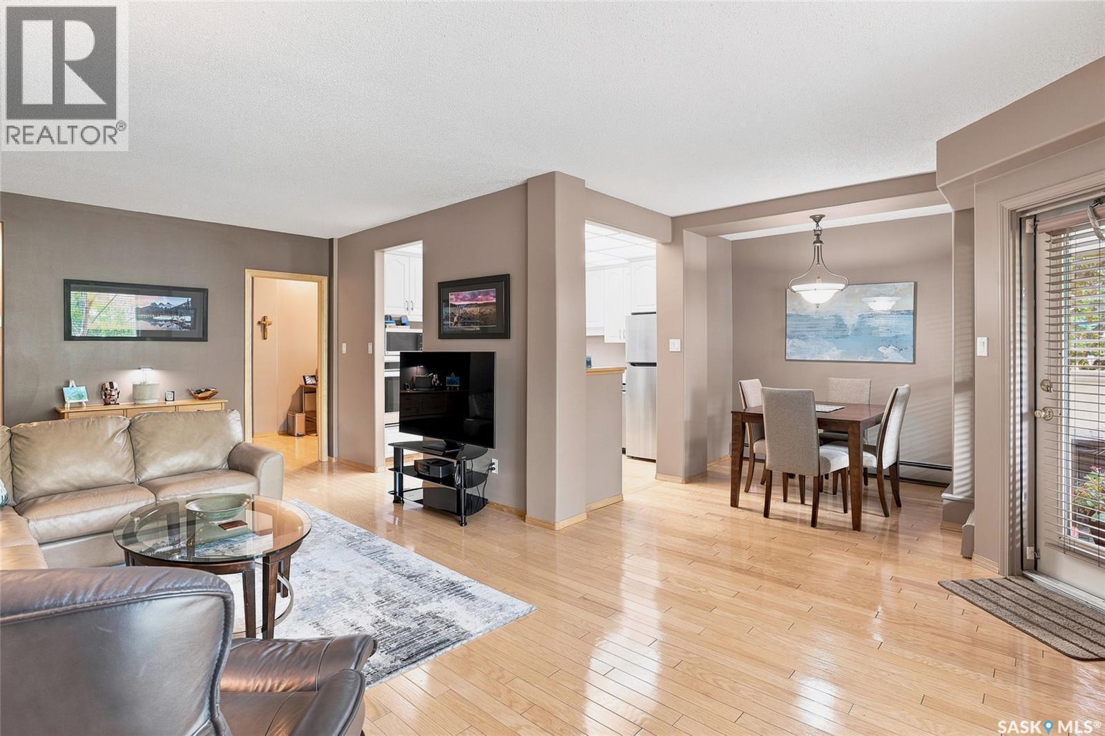 104 303 5Th Avenue N, Saskatoon, SK - Indoor Photo Showing Living Room