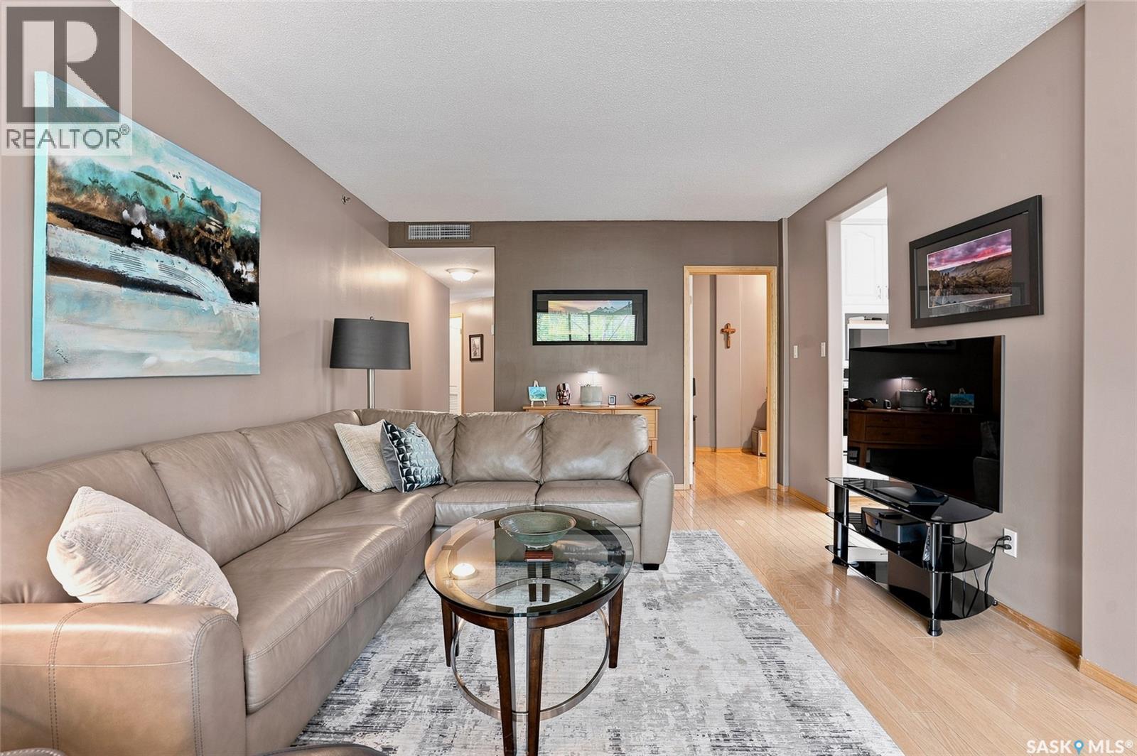 104 303 5Th Avenue N, Saskatoon, SK - Indoor Photo Showing Living Room