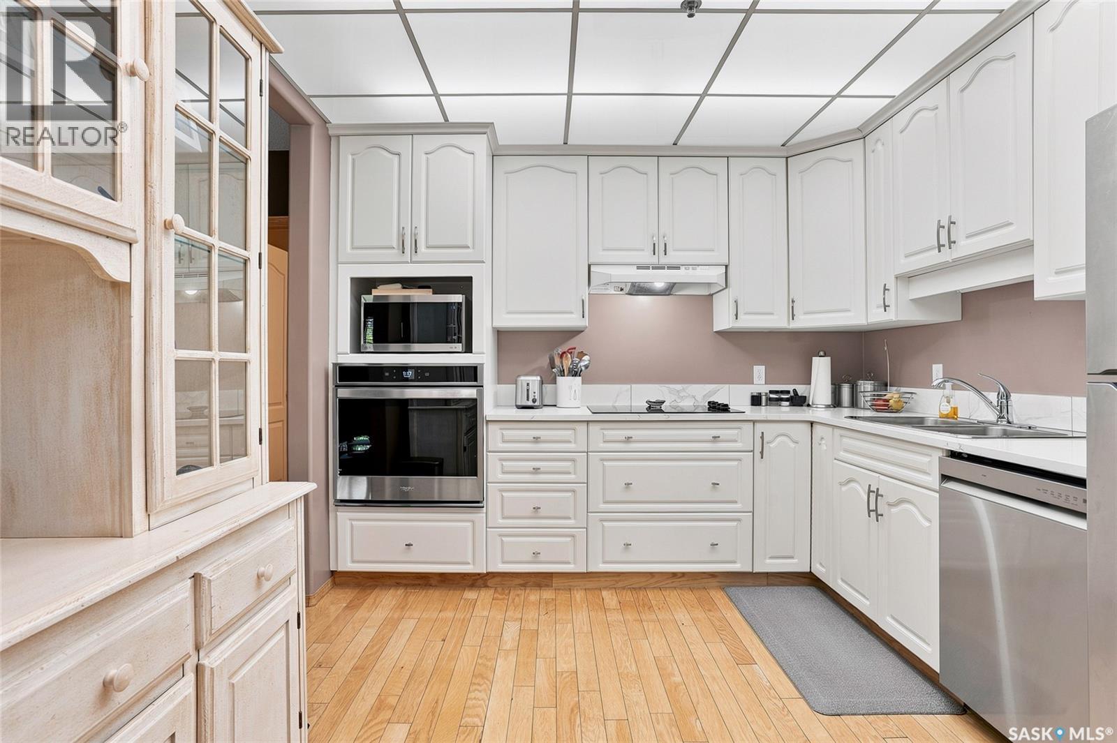 104 303 5Th Avenue N, Saskatoon, SK - Indoor Photo Showing Kitchen