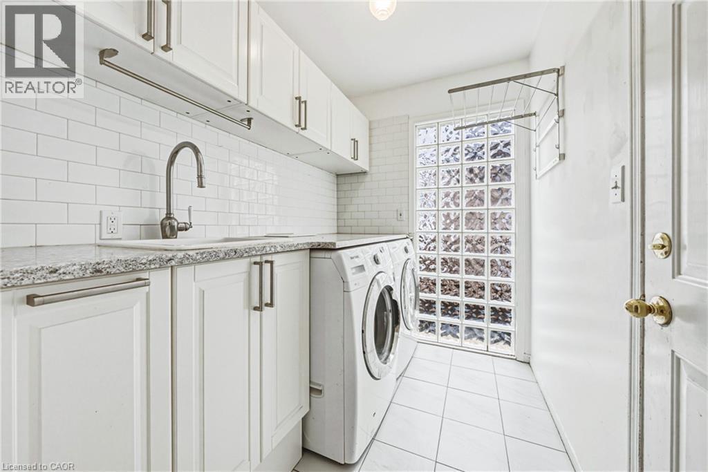 21 Moss Boulevard, Dundas, ON - Indoor