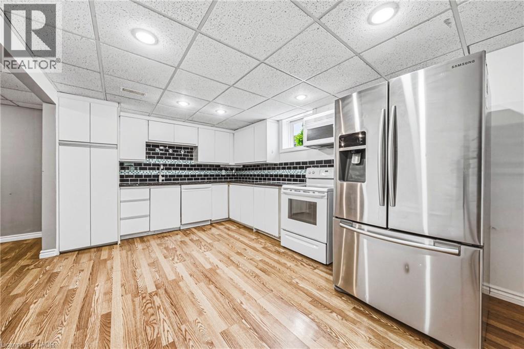 21 Moss Boulevard, Dundas, ON - Indoor Photo Showing Kitchen