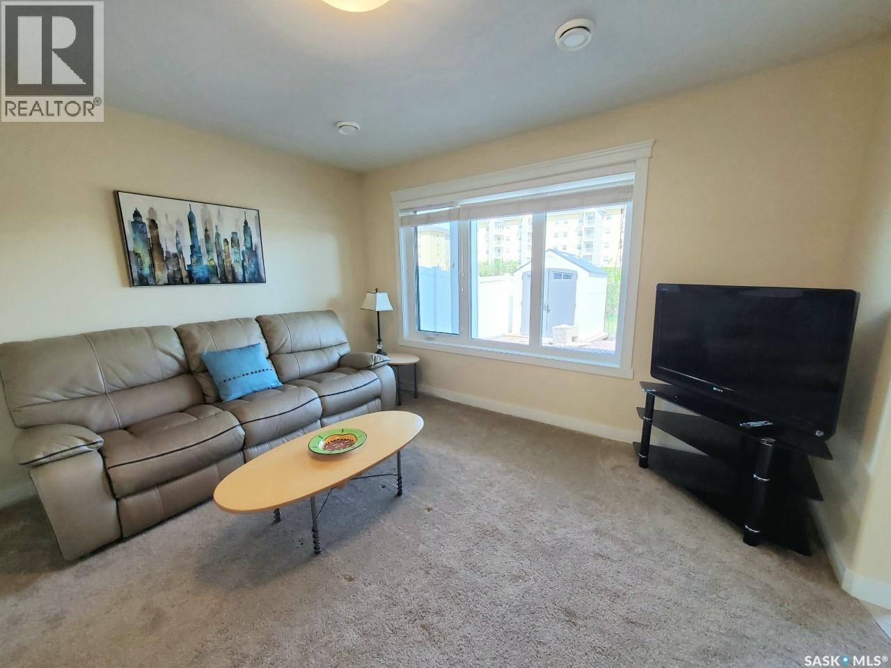 4665 Skinner Crescent, Regina, SK - Indoor Photo Showing Living Room