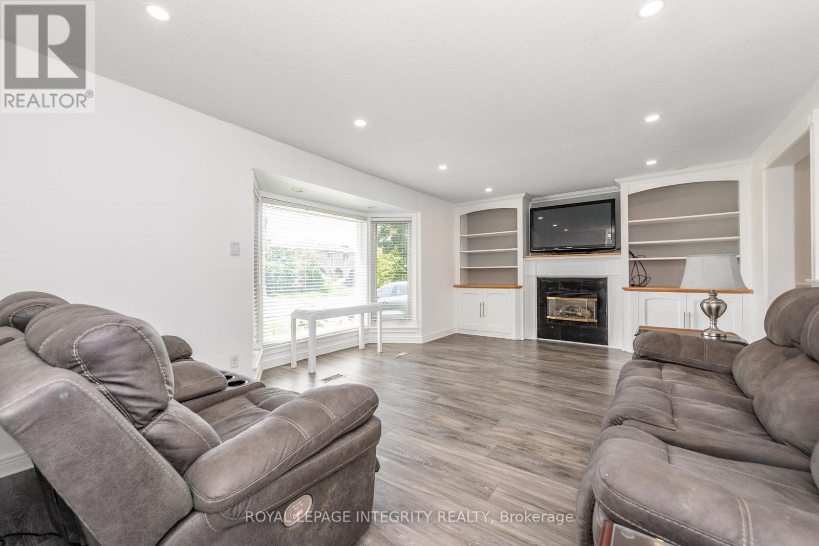 95 Mcclellan Road, Ottawa, ON - Indoor Photo Showing Living Room With Fireplace