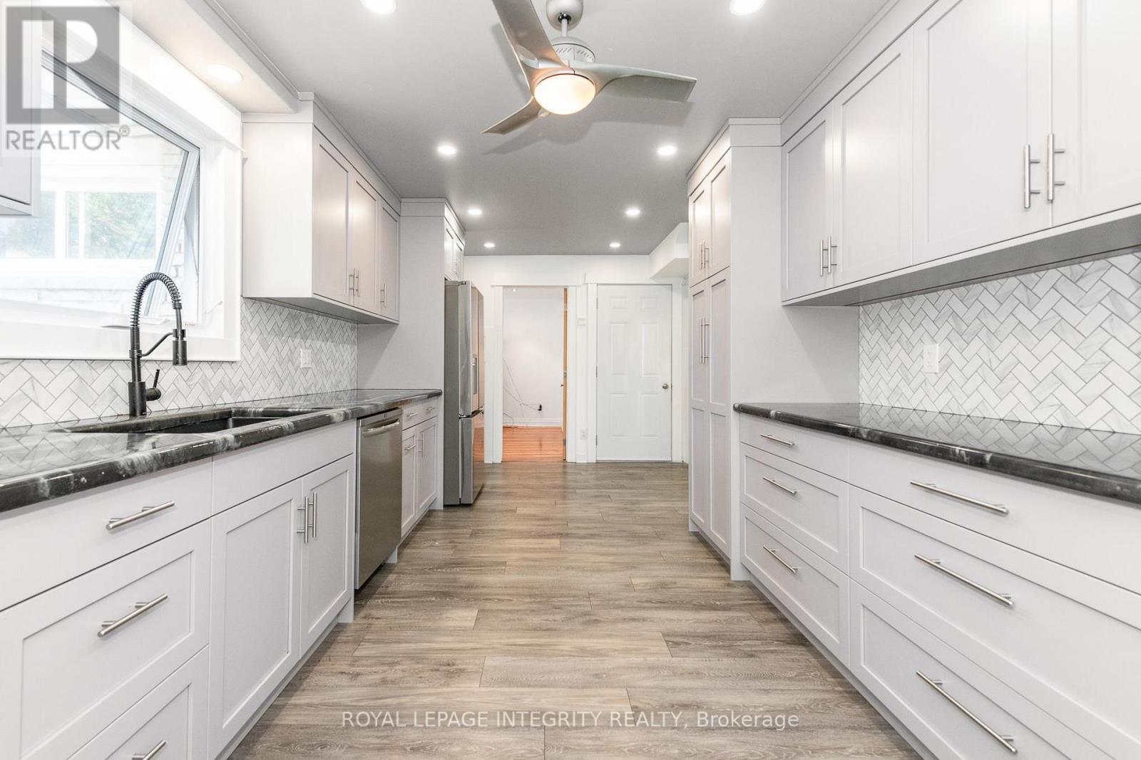 95 Mcclellan Road, Ottawa, ON - Indoor Photo Showing Kitchen With Upgraded Kitchen